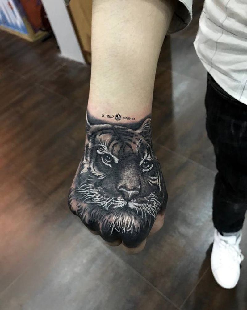 老虎纹身图片_手部欧美写实纹身图案