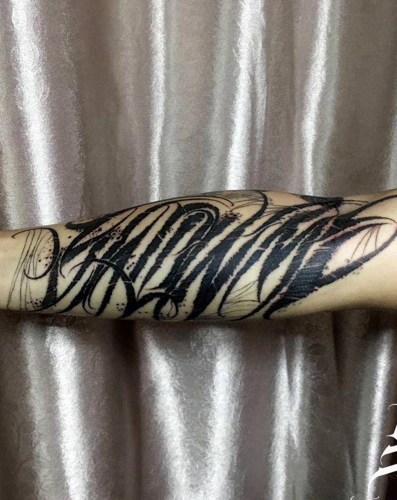 暗黑花体纹身图片_手臂花体字暗黑纹身图案