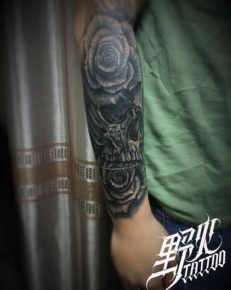 骷髅玫瑰 覆盖旧图纹身图片_手臂欧美写实骷髅纹身图案