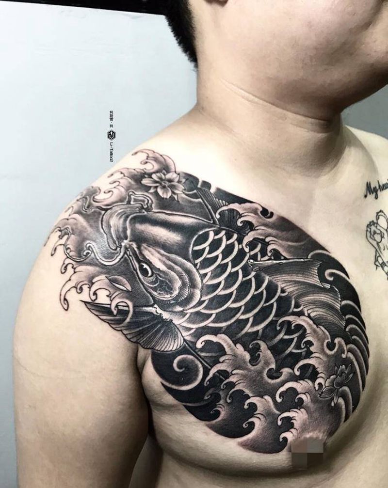 鲤鱼纹身图片_胸部新传统纹身图案