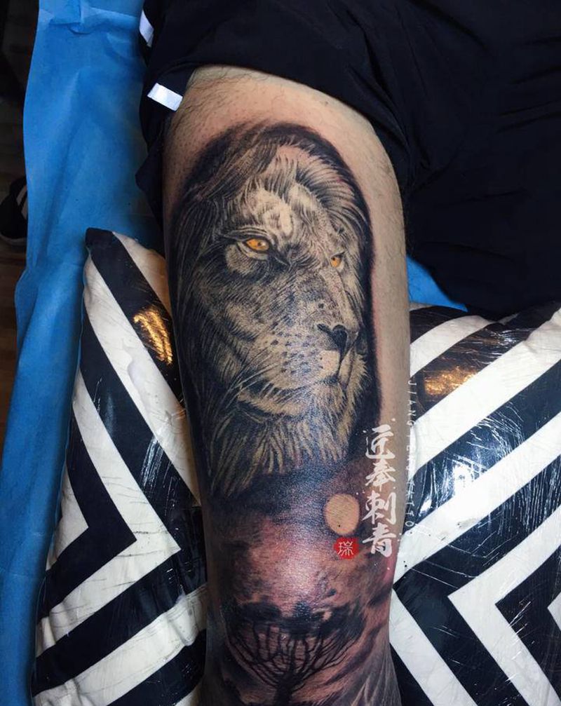 狮子瞭望纹身图片_腿部欧美写实纹身图案
