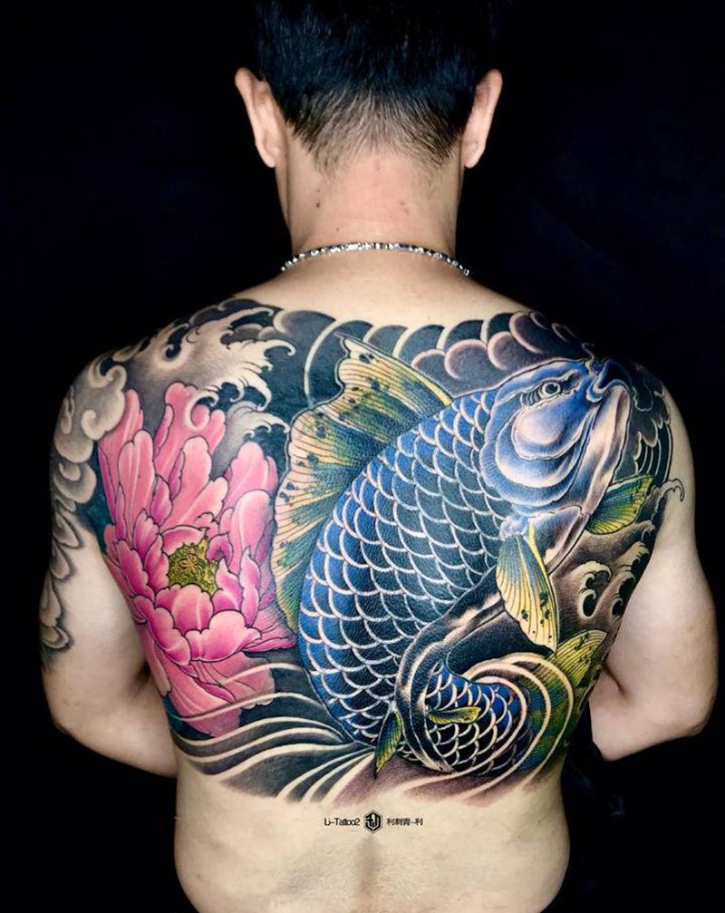 鱼纹身图片_背部老传统纹身图案