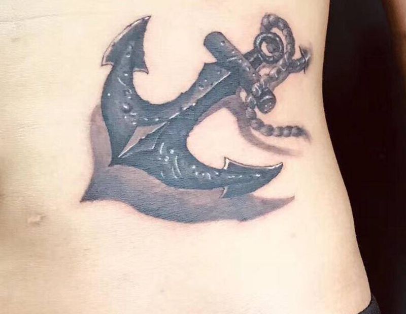 石雕纹身图片_腰部背部欧美写实海军标志纹身图案