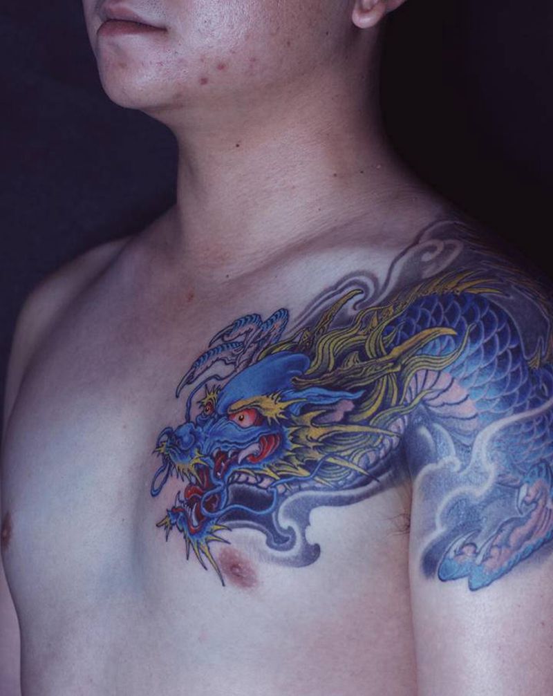 龙纹身图片_肩部胸部老传统纹身图案