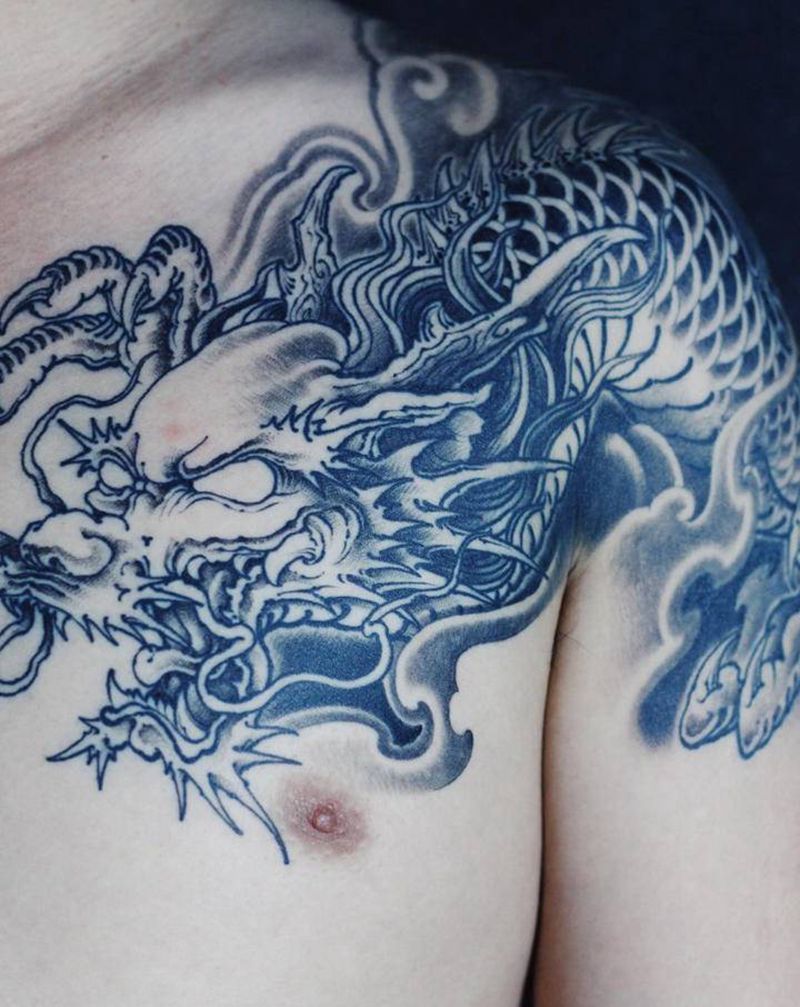 龙纹身图片_肩部胸部老传统纹身图案