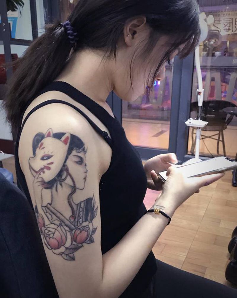 美女第五个第六个纹身图片_肩部纹身图案