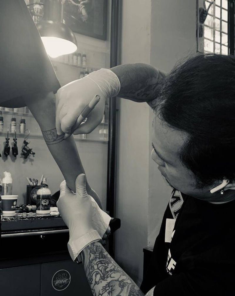 花—臂环圈纹身图片_手臂纹身图案