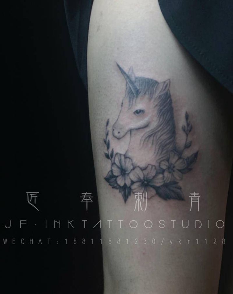 独角兽纹身图片_腿部点刺纹身图案