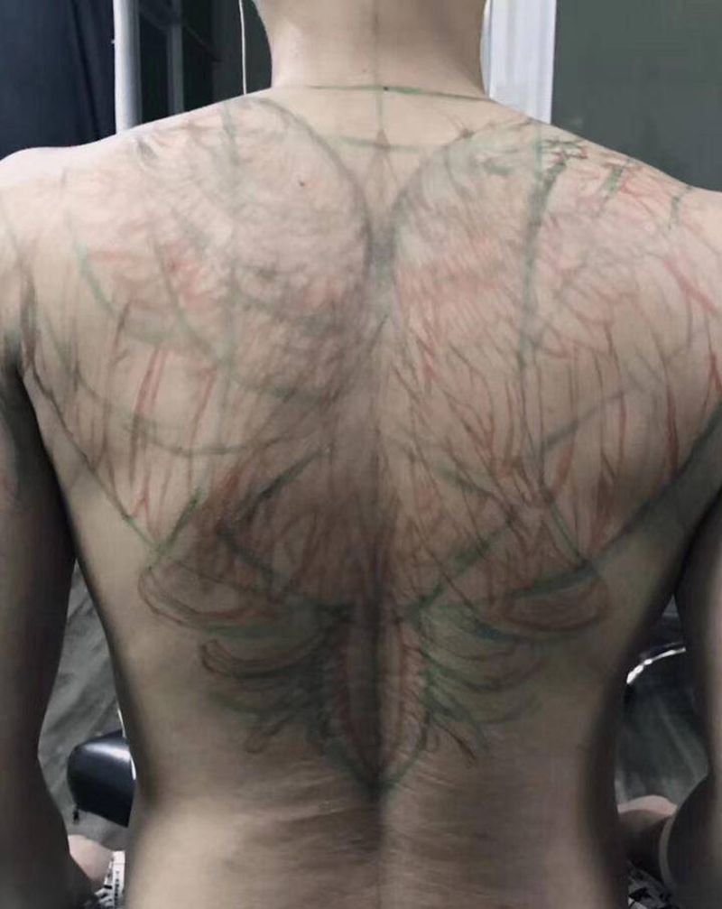 完成作品纹身图片_背部点刺纹身图案
