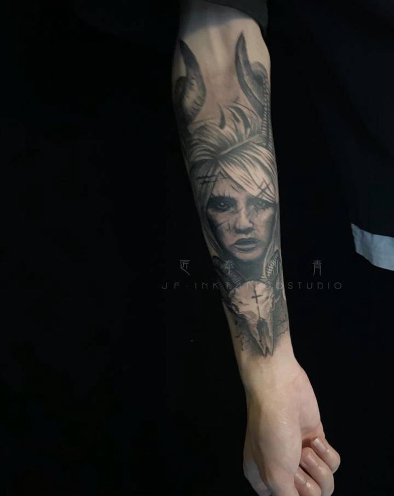 羊灵纹身图片_手部欧美写实纹身图案