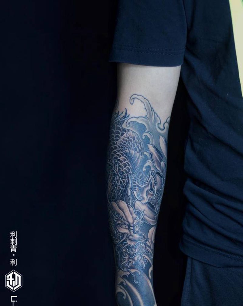 龙纹身图片_手臂老传统纹身图案