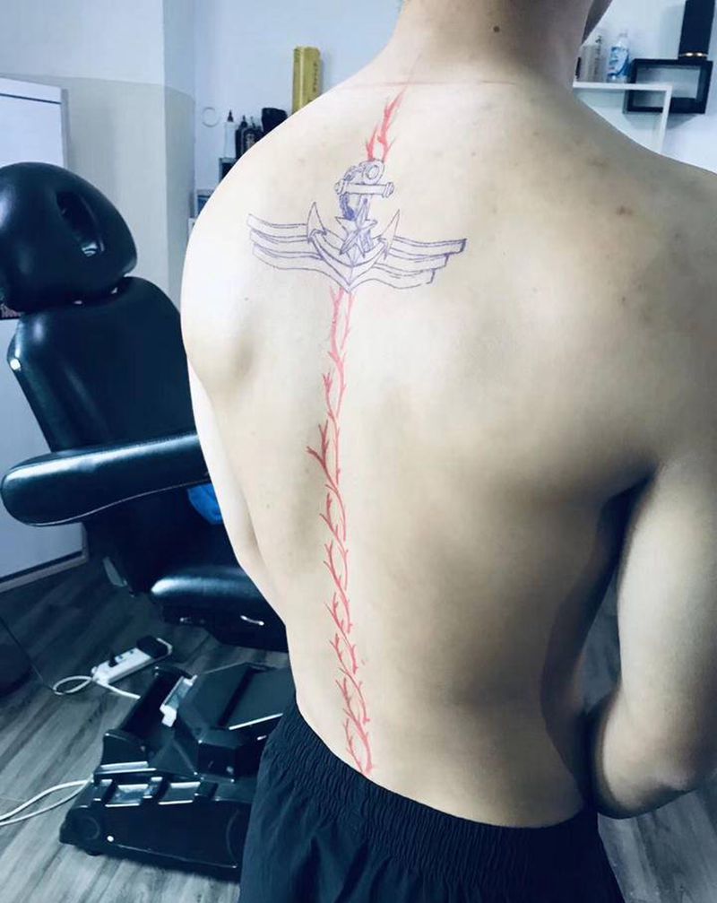 军与盾纹身图片_背部欧美写实纹身图案