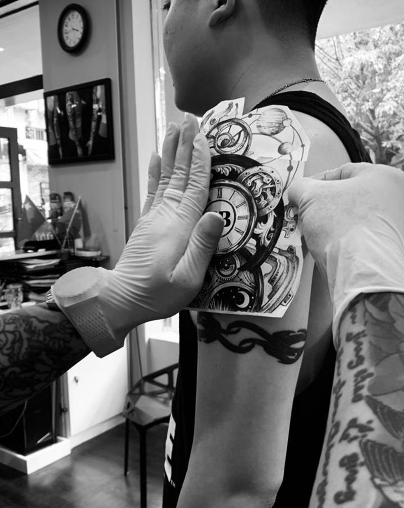 欧美钟纹身图片_手臂纹身图案