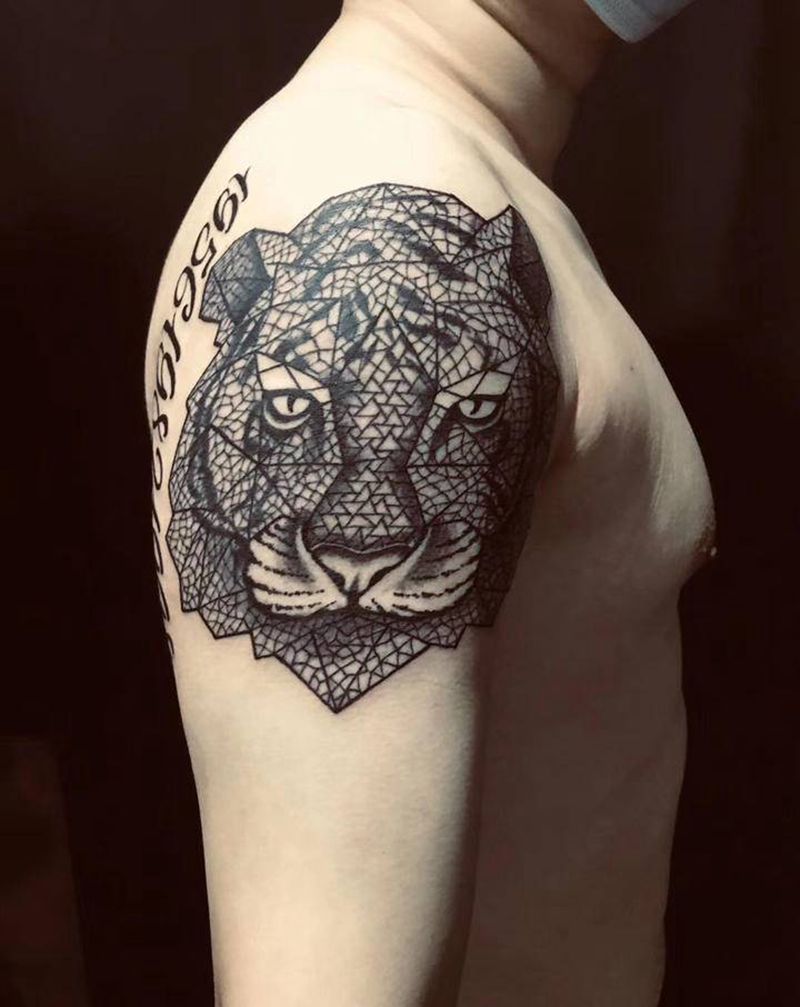 老虎纹身图片_肩部几何纹身图案