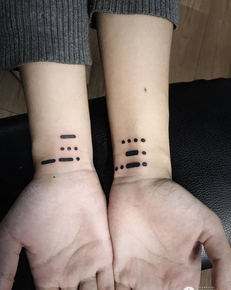 万达广场店小图纹身图片_颈部纹身图案