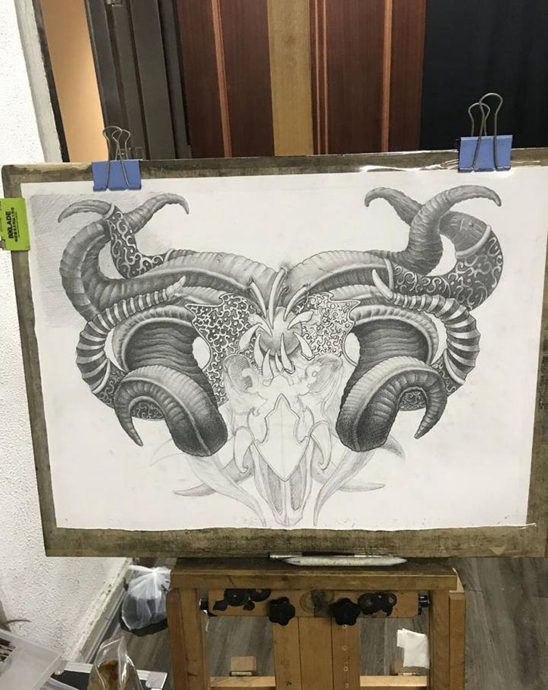 花胸纹身图片_胸部背部写实纹身图案