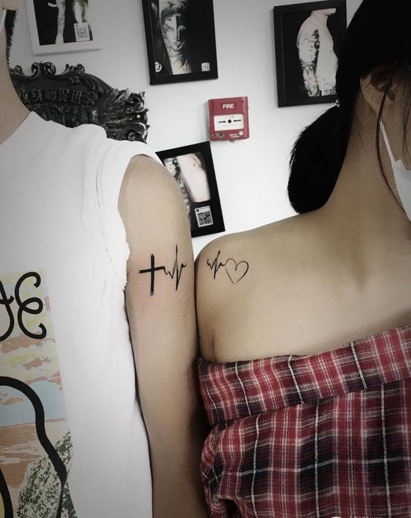 情侣小图纹身图片_肩部纹身图案