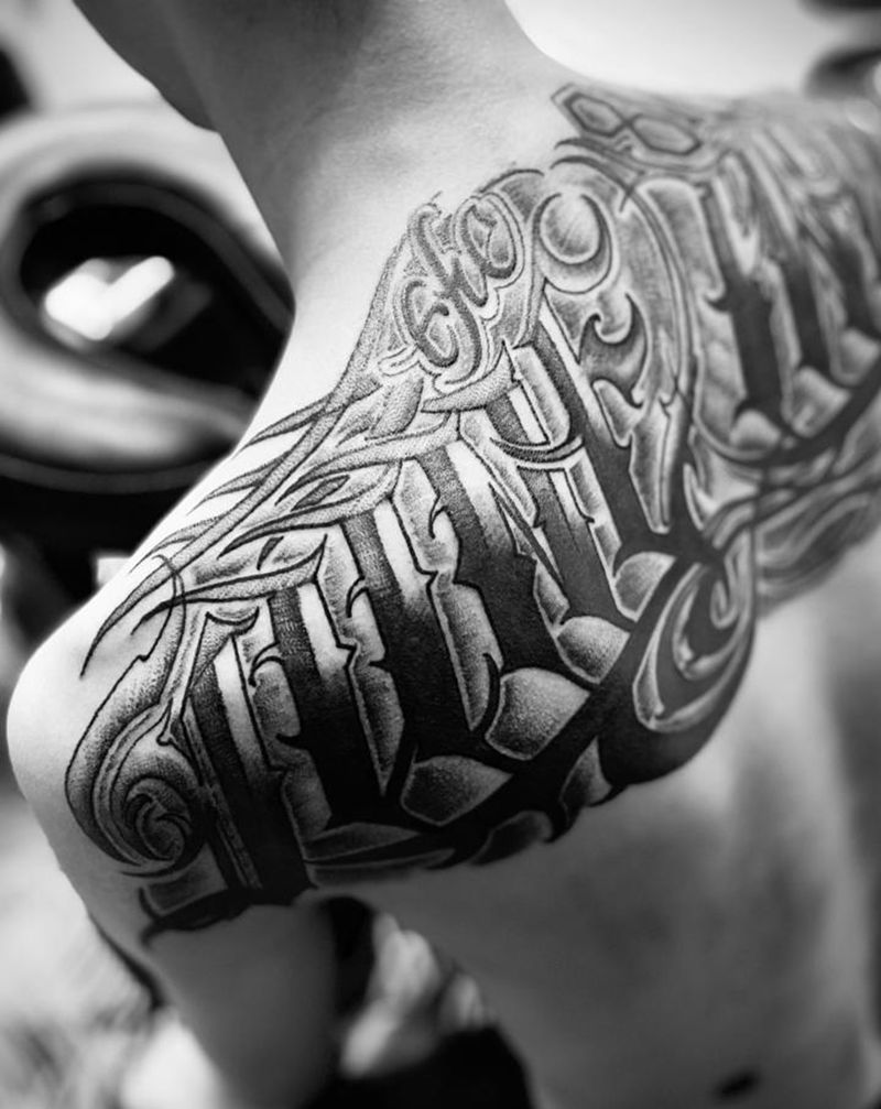 硬花纹身图片_背部花体字纹身图案