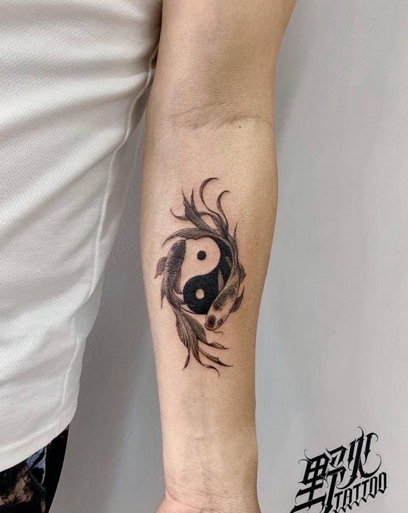 太极蝴蝶鲤纹身图片_手臂点刺鲤鱼纹身图案