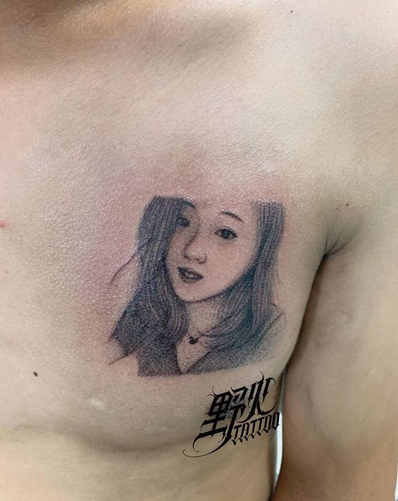 扎个八厘米的小肖像纹身图片_胸部点刺纹身图案