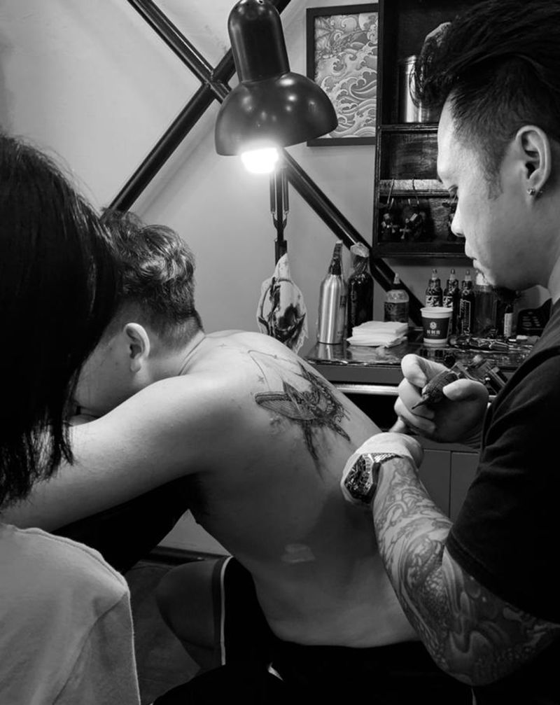 鲸鱼纹身图片_肩部背部纹身图案