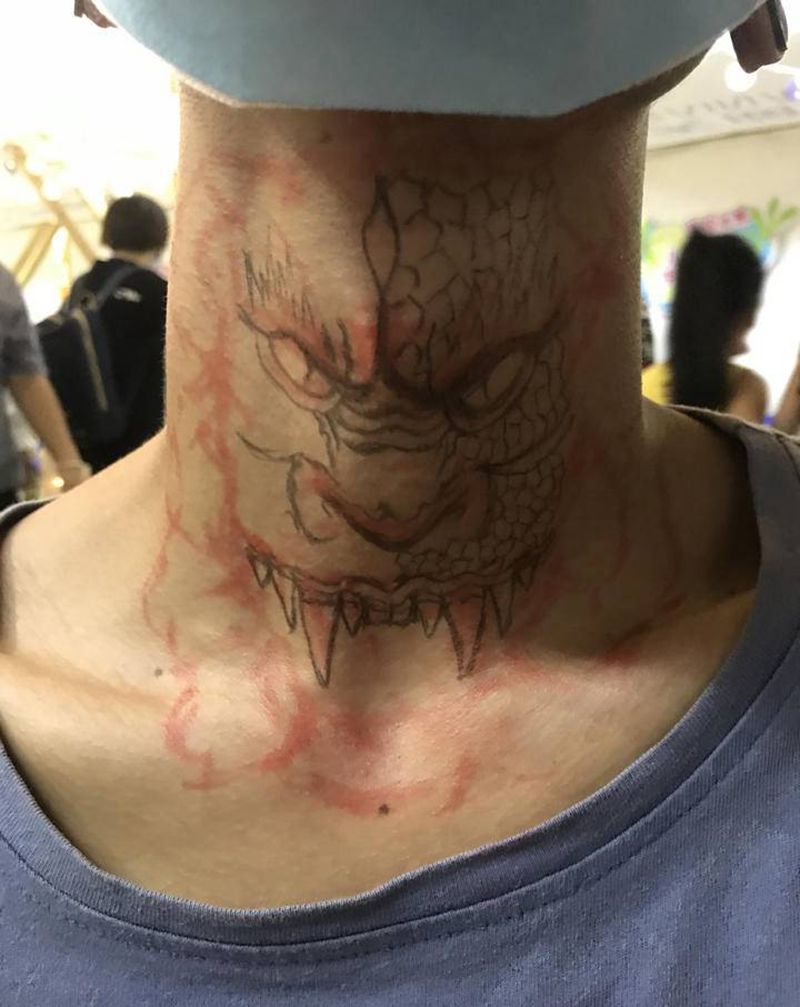 变异纹身图片_颈部欧美写实纹身图案