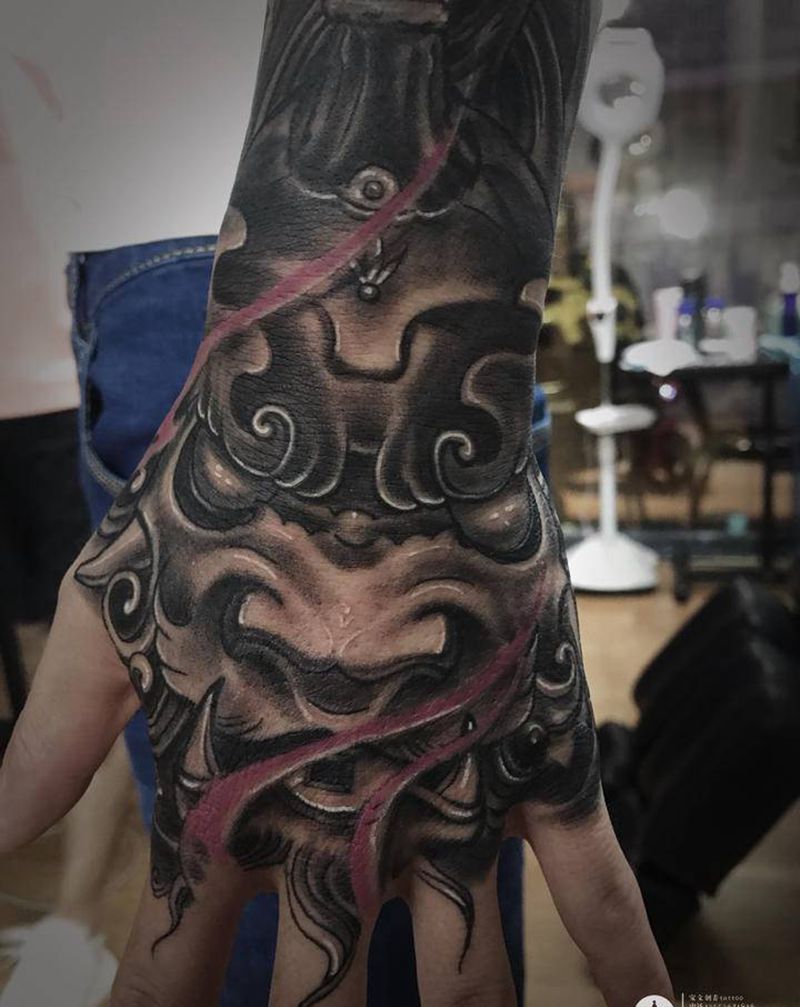 唐狮子纹身图片_手部纹身图案