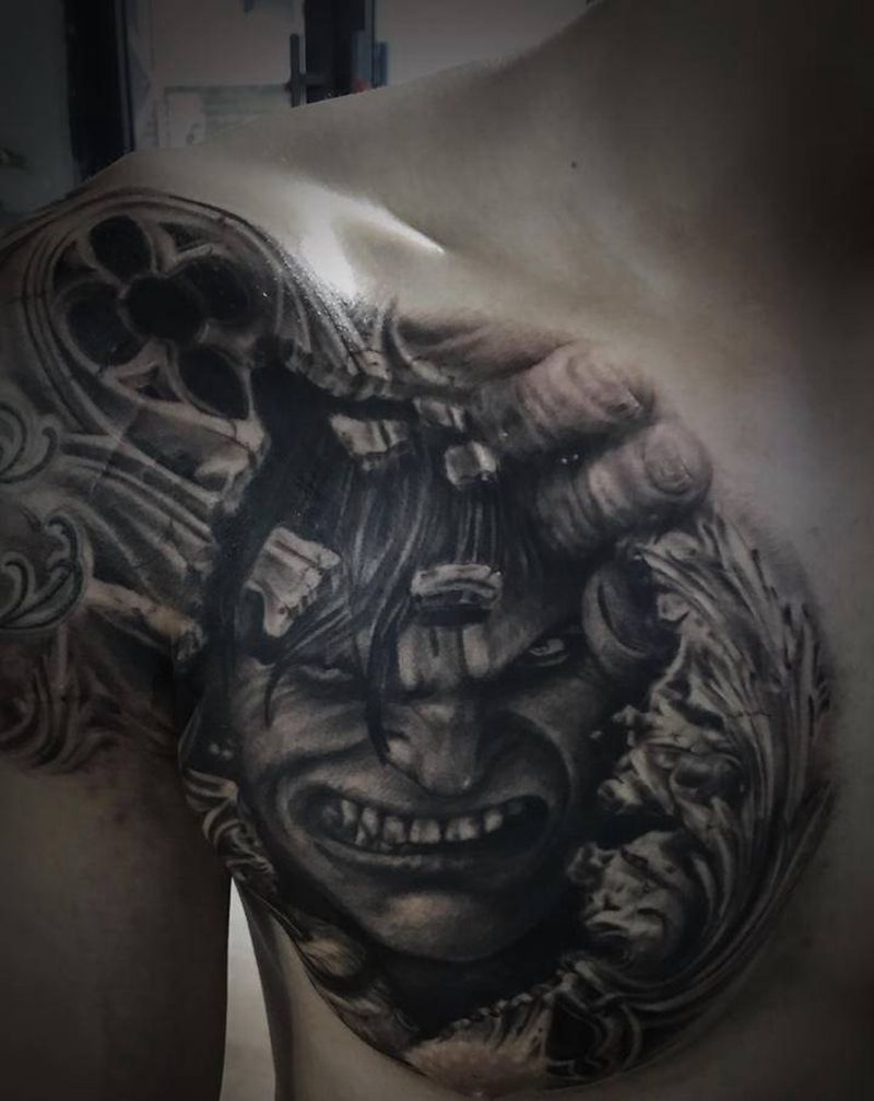 绿巨人纹身图片_胸部欧美写实纹身图案