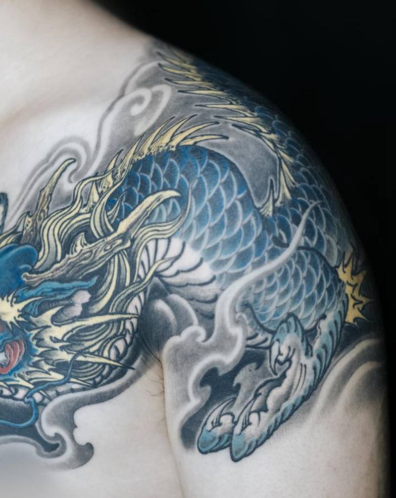 龙纹身图片_肩部胸部老传统纹身图案