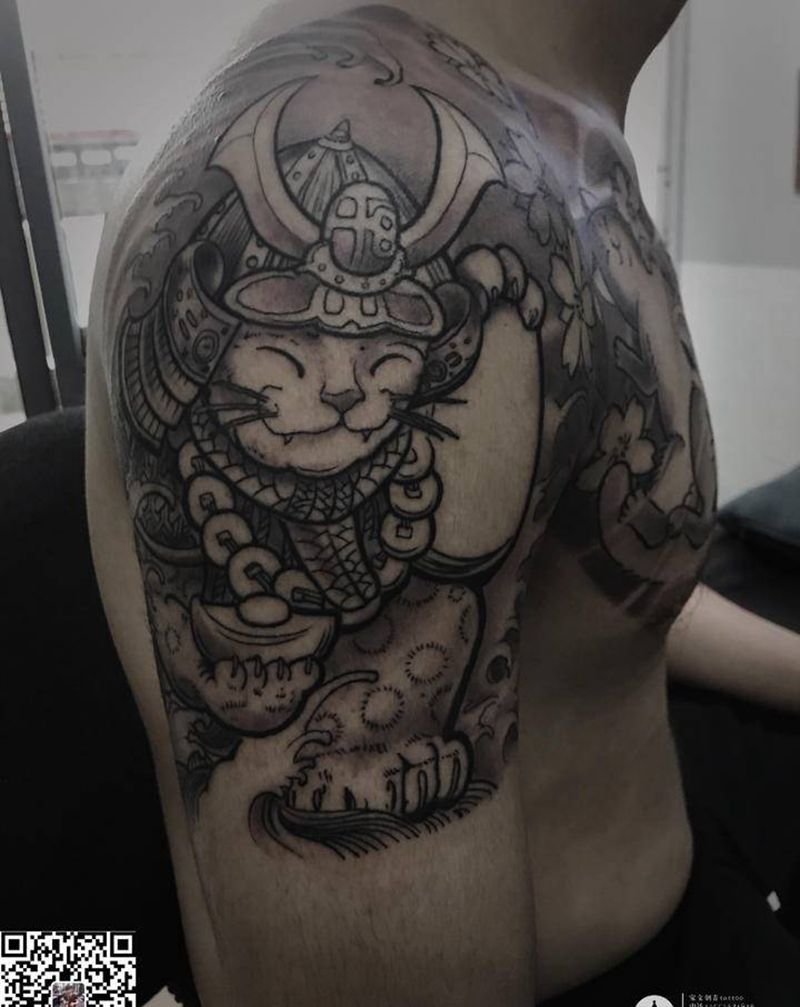 招财猫纹身图片_胸部纹身图案