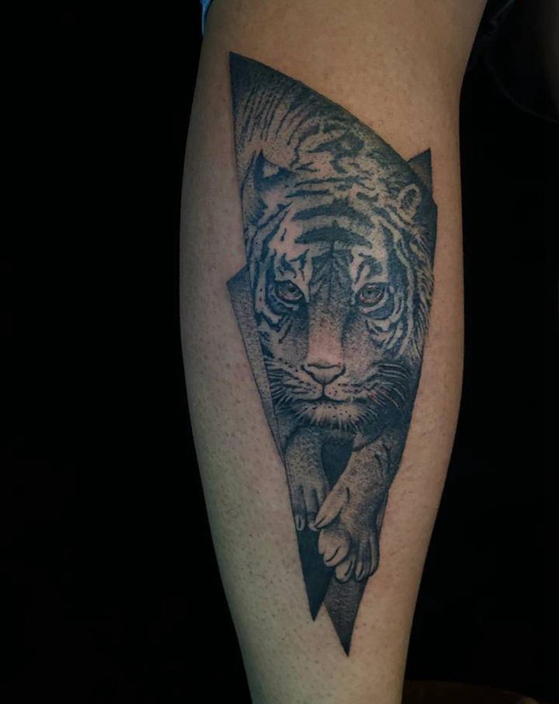 Tiger纹身图片_腿部点刺纹身图案