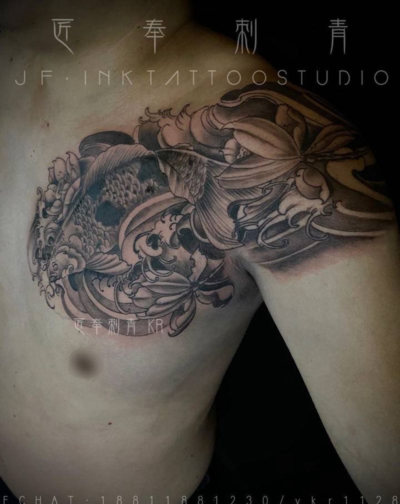 锦鲤纹身图片_胸部新传统纹身图案