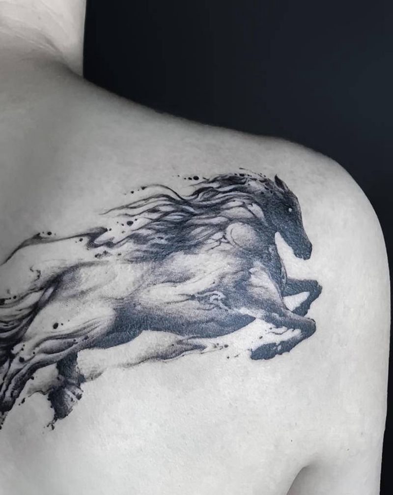 马纹身图片_肩部水墨纹身图案