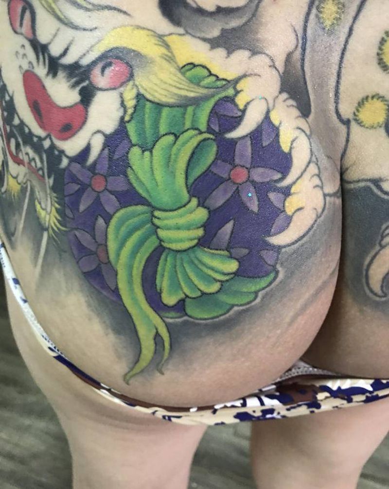 唐狮未完待续纹身图片_背部新传统纹身图案