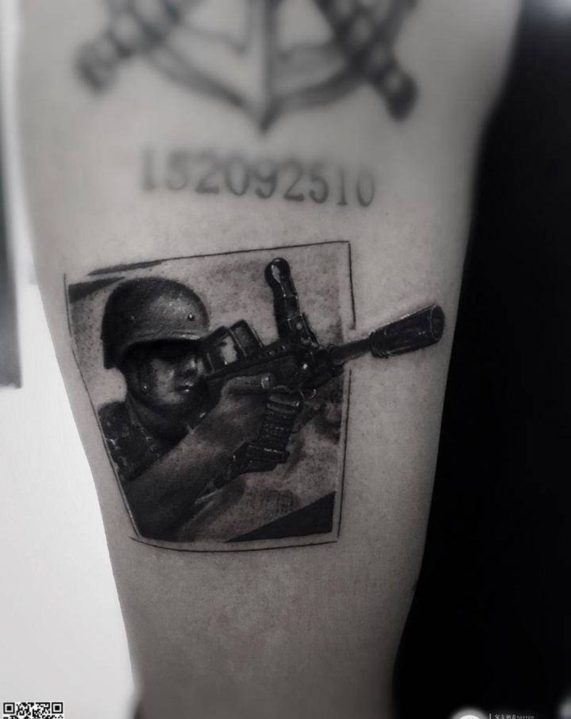 扎完一个在来两个纹身图片_手臂纹身图案