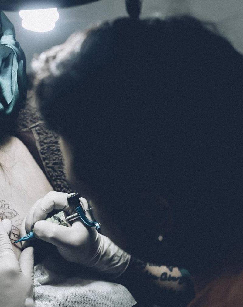 鹿纹身图片_背部肩部纹身图案