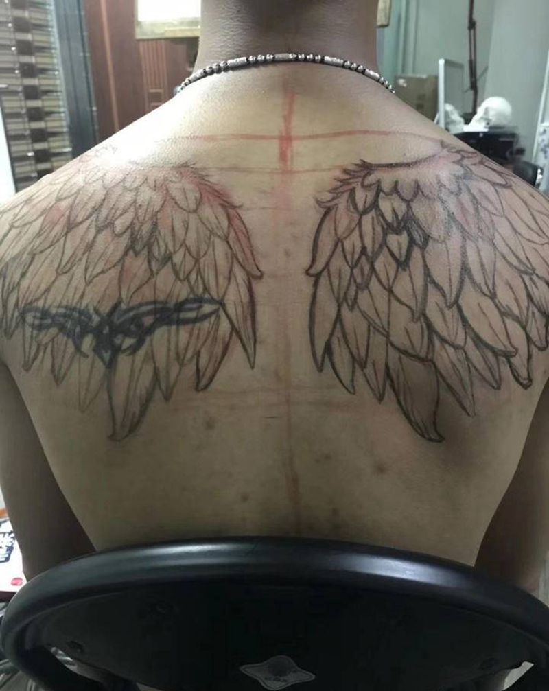 翅膀盖图作品完成纹身图片_背部欧美写实纹身图案