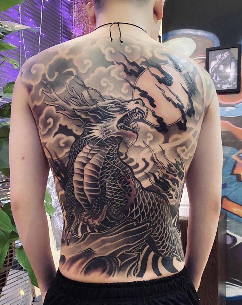 火麒麟纹身图片_背部新传统纹身图案