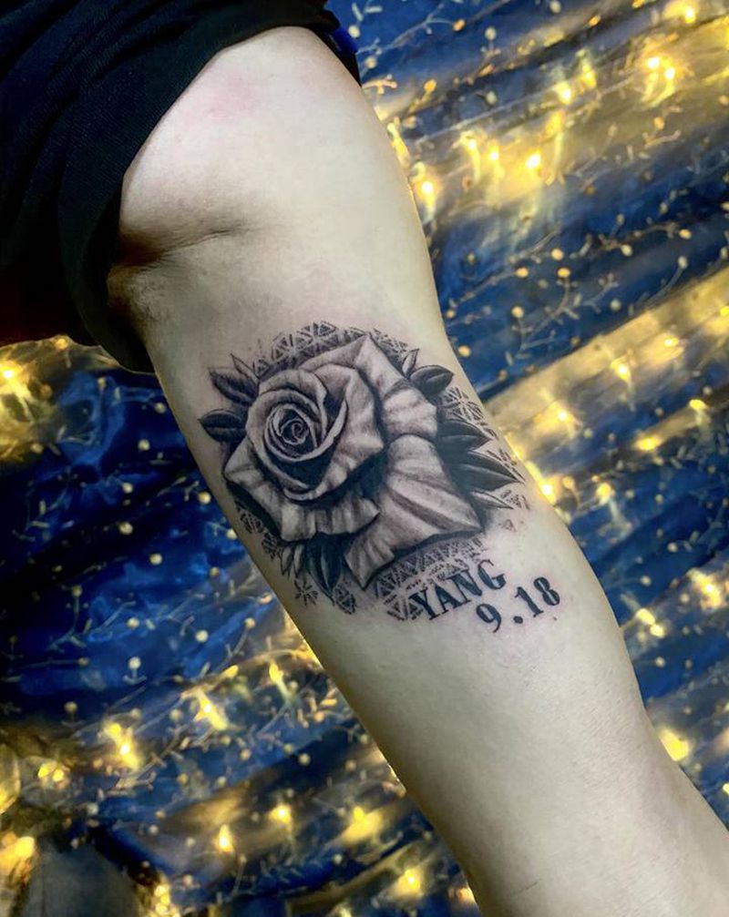 玫瑰纹身图片_手臂几何欧美写实纹身图案