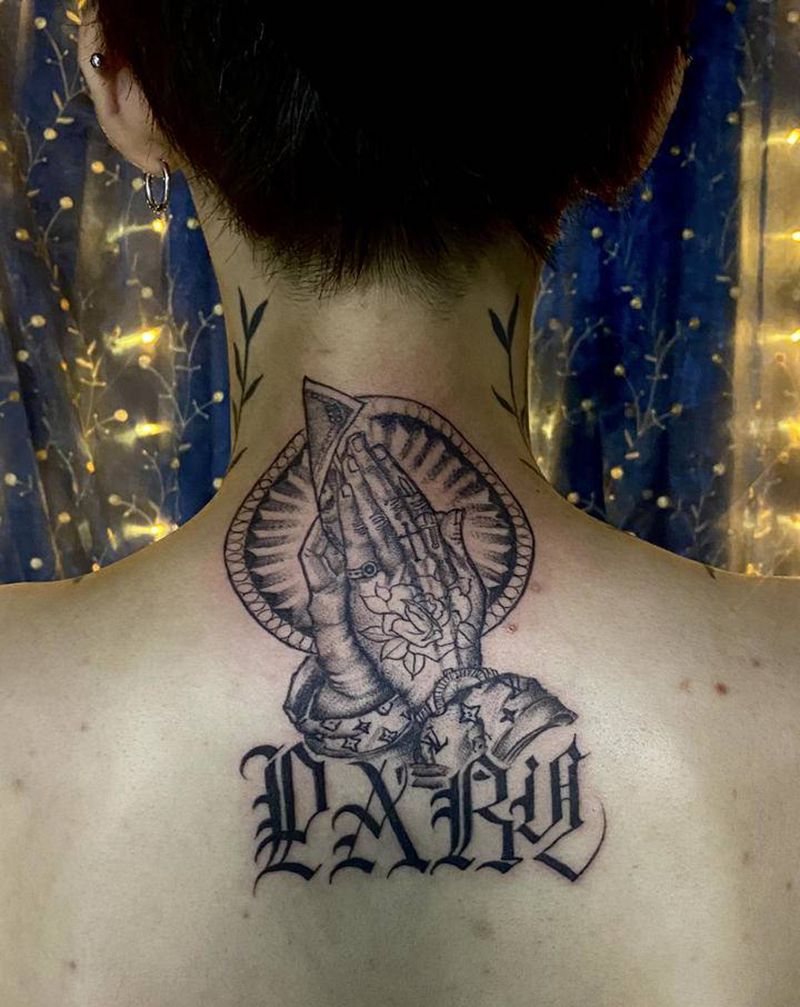 祈祷之手纹身图片_背部欧美写实纹身图案