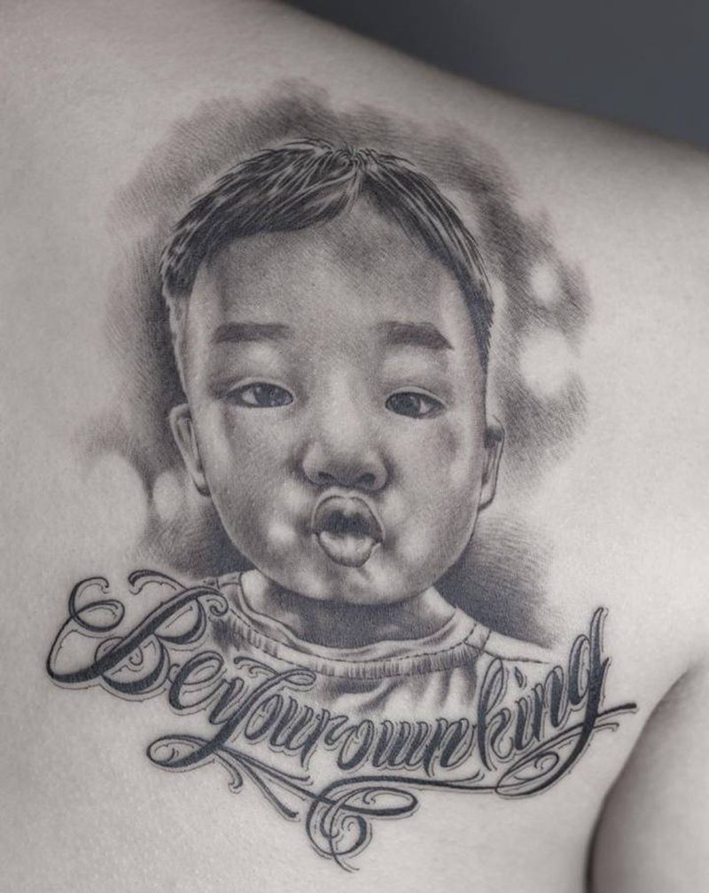 肖像纹身图片_背部胸部花体字欧美写实肖像花体字纹身图案