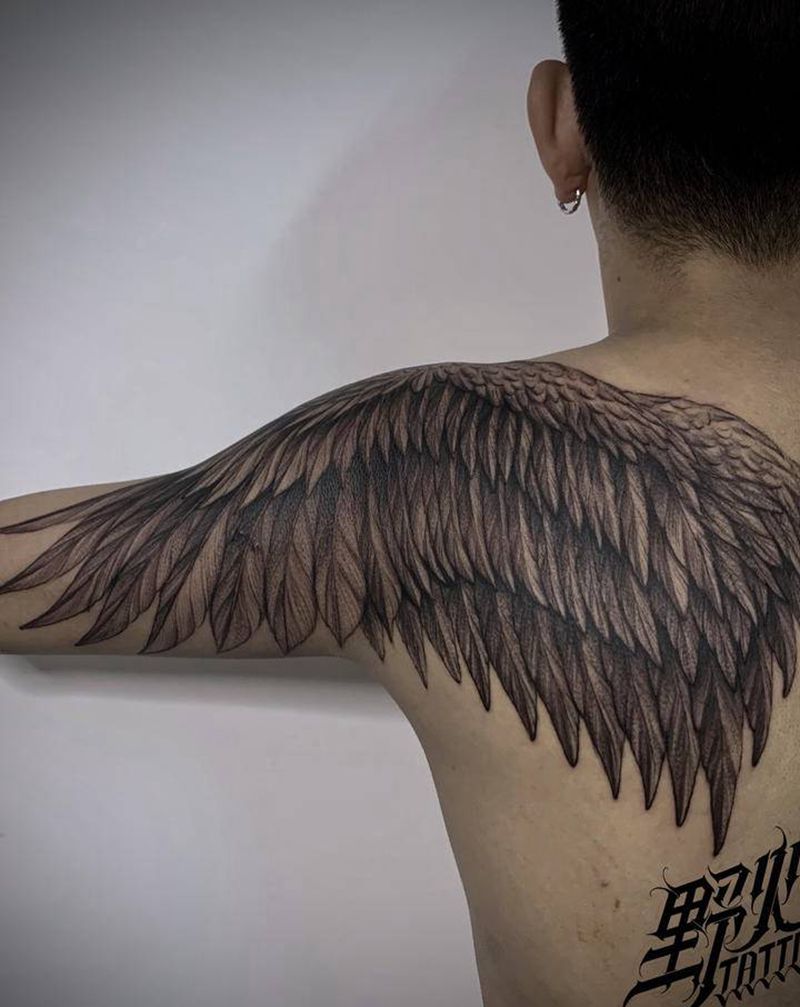 翅膀纹身图片_肩部欧美写实纹身图案