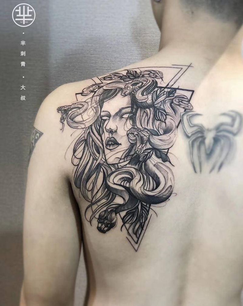 美杜莎纹身图片_背部纹身图案