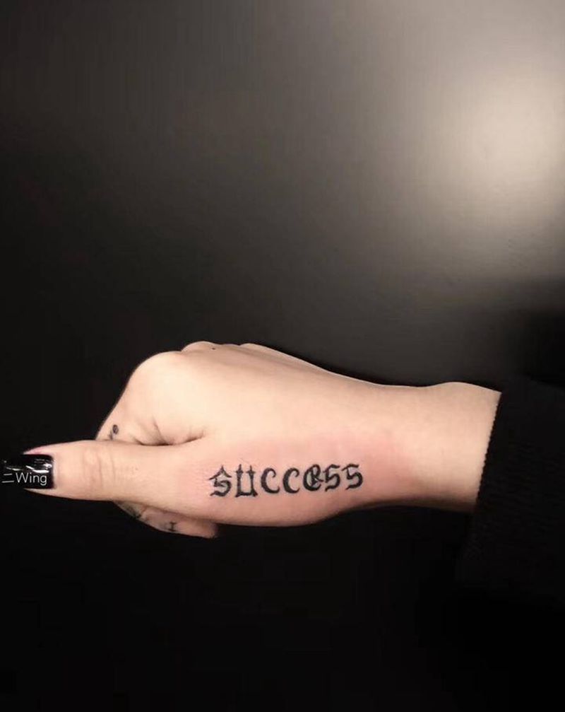 小花体纹身图片_手部花体字纹身图案