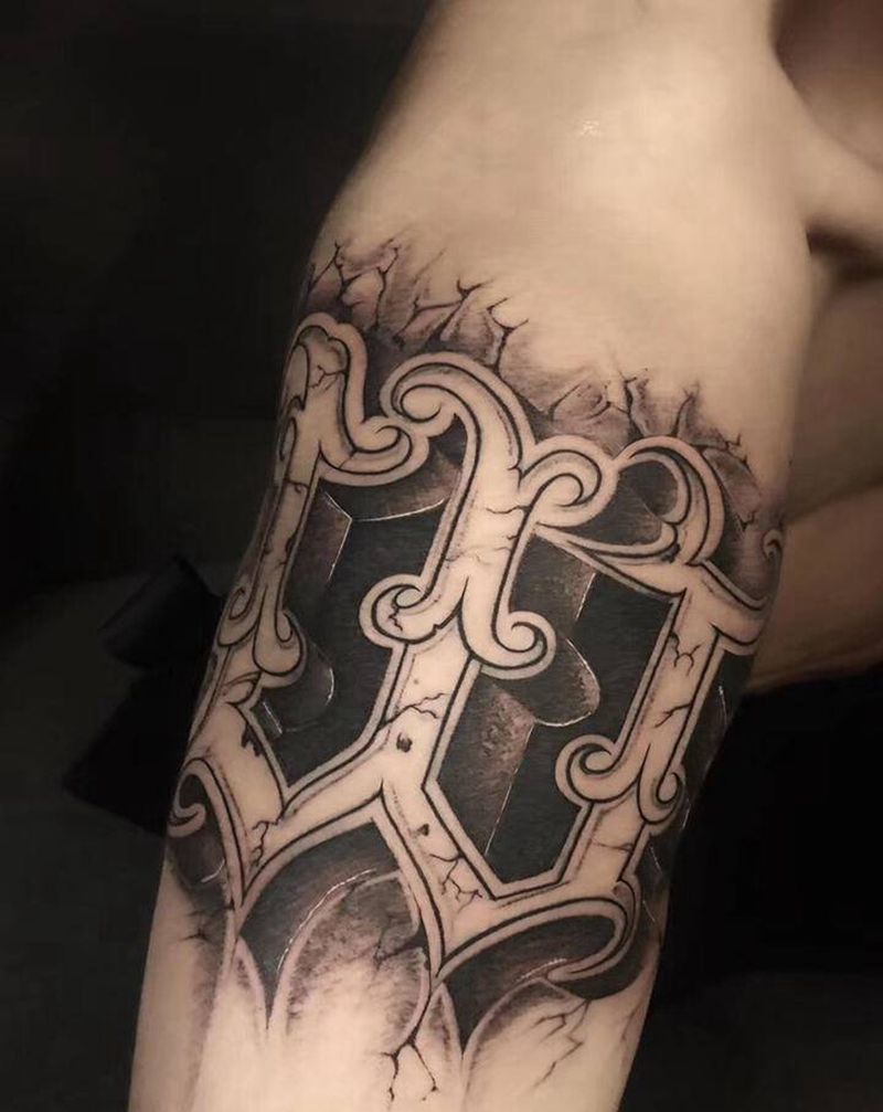 “W”纹身图片_手臂花体字纹身图案