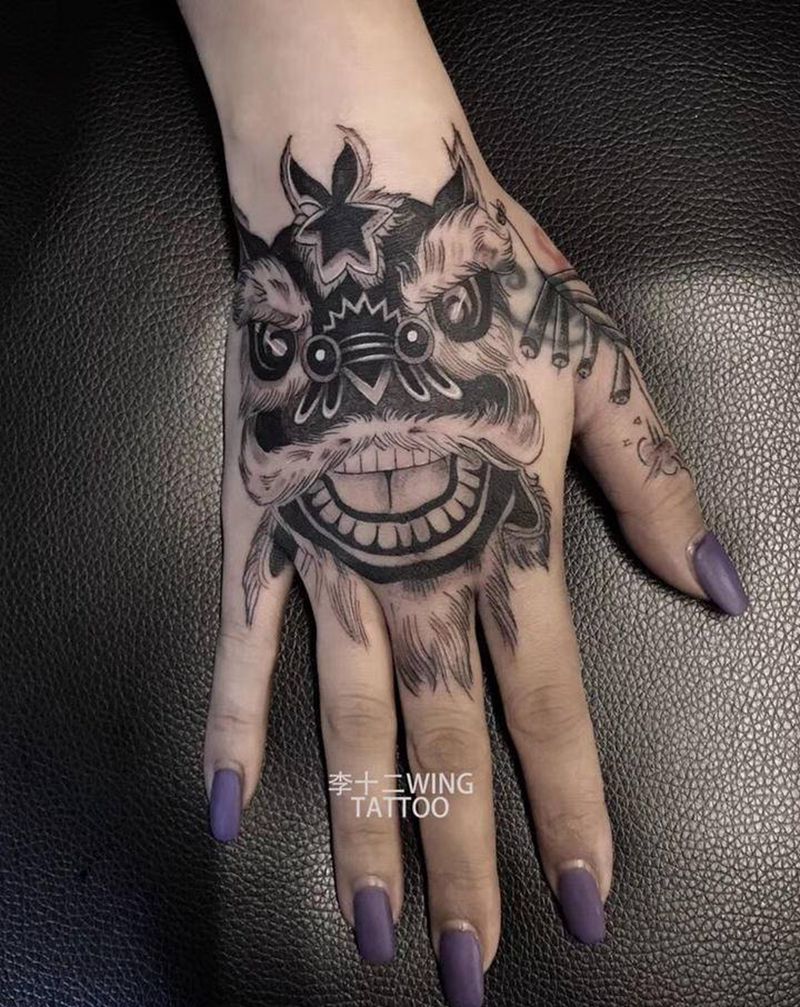 舞狮纹身图片_手部新传统图腾纹身图案