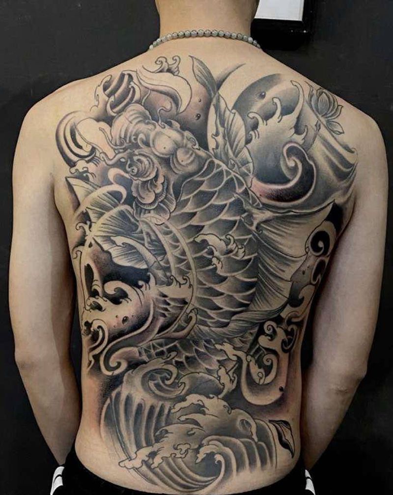 传统鲤鱼满背纹身图片_背部新传统纹身图案