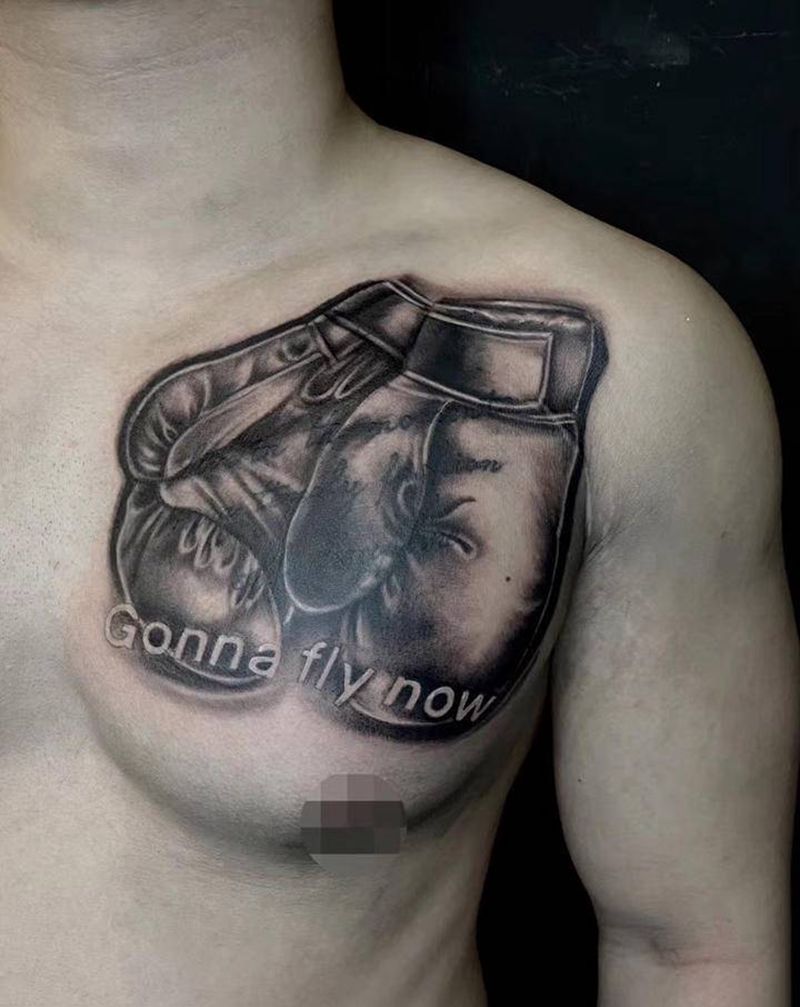 拳套纹身图片_胸部欧美写实纹身图案