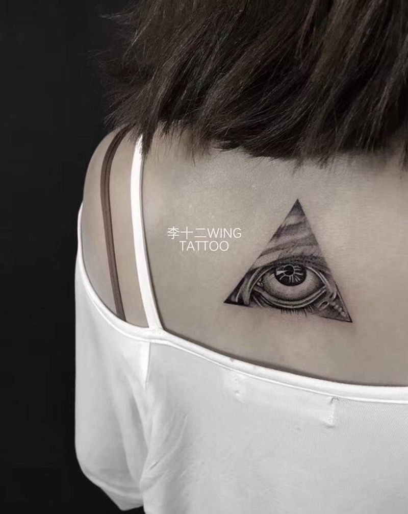 上帝之眼纹身图片_背部欧美写实纹身图案