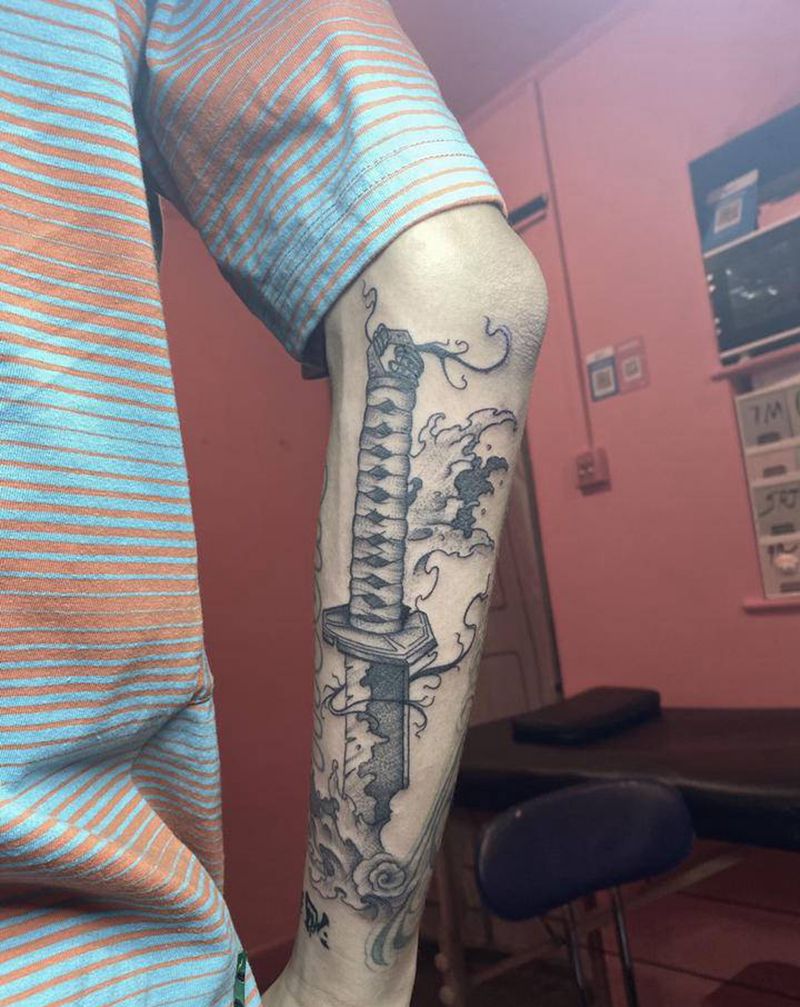 更新一下纹身图片_颈部花体字纹身图案